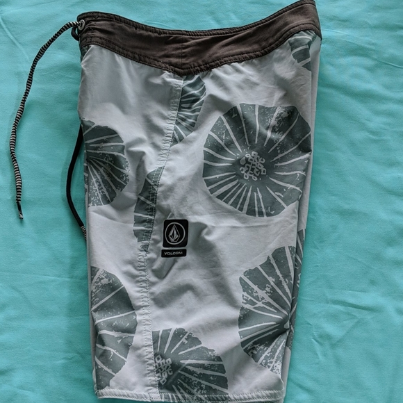 Boys Volcom surf shorts Size 26 - Picture 6 of 6